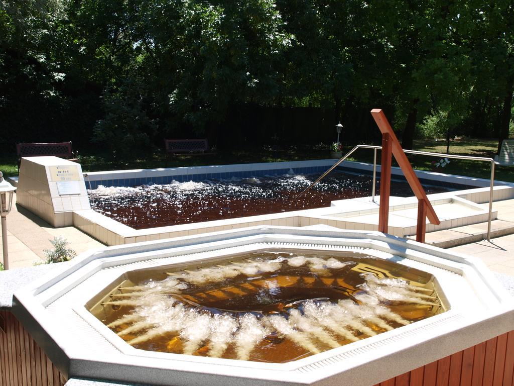 Arnyas Thermal Camping Es Ueduelopark Puspokladany Exterior photo