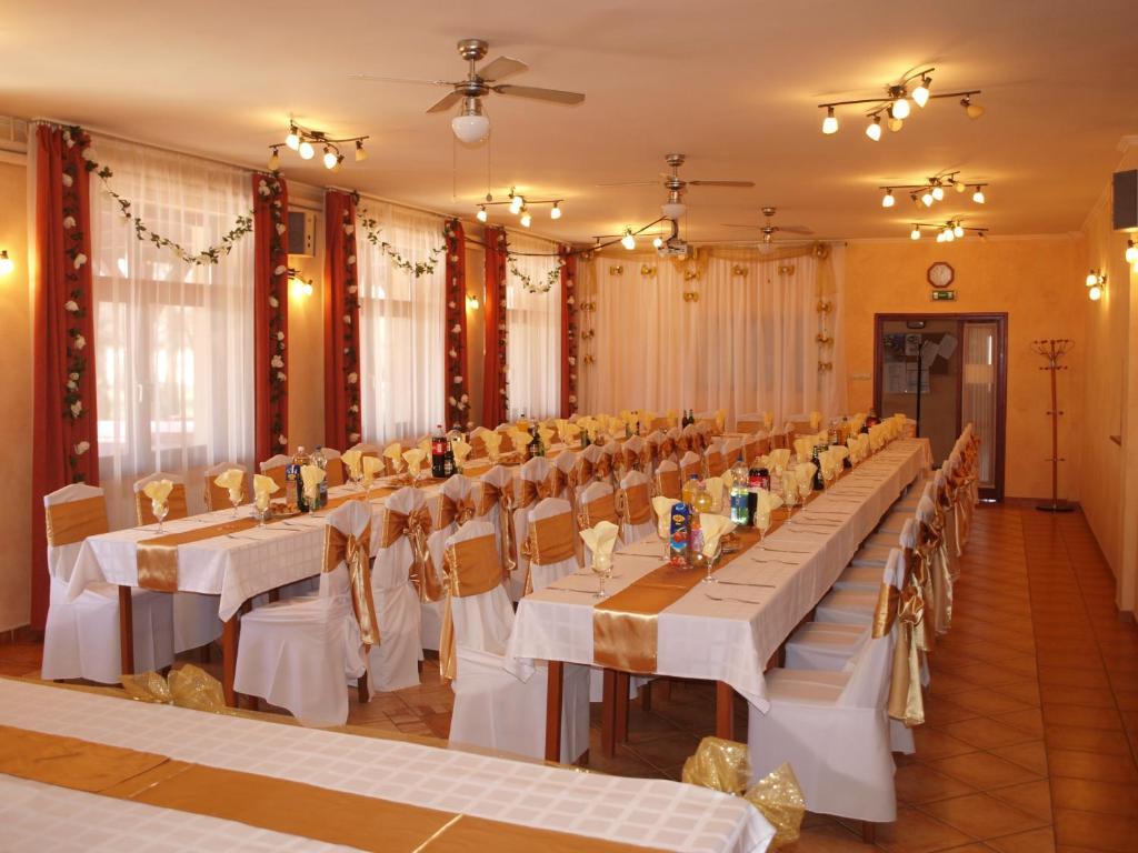 Arnyas Thermal Camping Es Ueduelopark Puspokladany Exterior photo